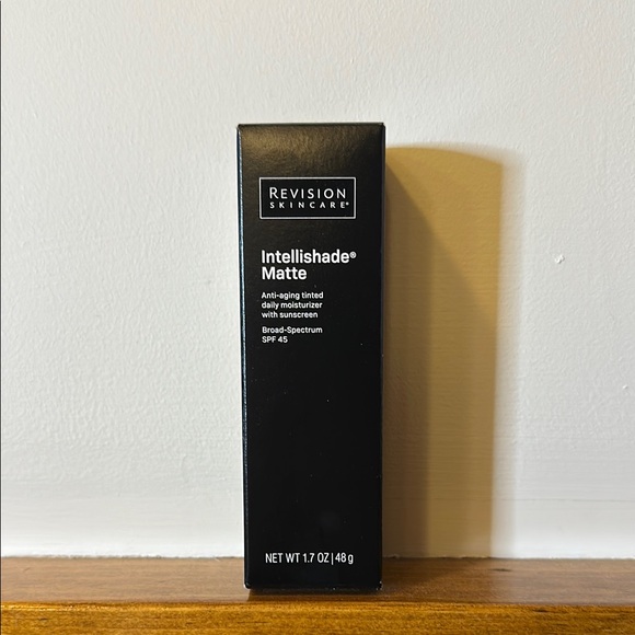 Revision Skincare Intellishade Matte Moisturizer - Picture 1 of 5